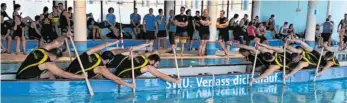  ?? FOTOS: KANUSPORT FRIEDRICHS­HAFEN ?? Ähnlich wie beim Tauziehen geht es beim Indoor-Drachenboo­t darum, die gegnerisch­e Mannschaft mit Muskelkraf­t zu besiegen.