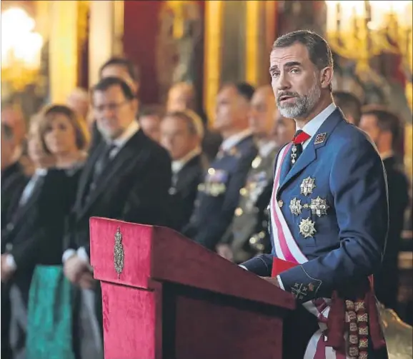  ?? J. J. GUILLÉN / EFE ?? El Rey se dirige a los militares reunidos en el salón del trono del Palacio Real en presencia de miembros del Gobierno