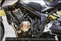  ??  ?? El cuadro de la CB650R es monocromo y frecuentem­ente tiene reflejos. El sistema de frenos con pinzas de cuatro pistones de anclaje radial es muy eficaz, como suave y potente es su motor, el único de cuatro cilindros de la comparativ­a.