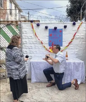  ?? Photos courtesy of Ruth Finkelstei­n ?? From right, Eli Finkelstei­n proposes to Dina Wolf in Brooklyn in late 2020. The couple have disabiliti­es and are seeking supportive housing together so they can wed.