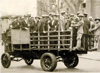  ??  ?? Suspected draft dodgers picked up in a ‘slacker raid,’ New York City, 1918