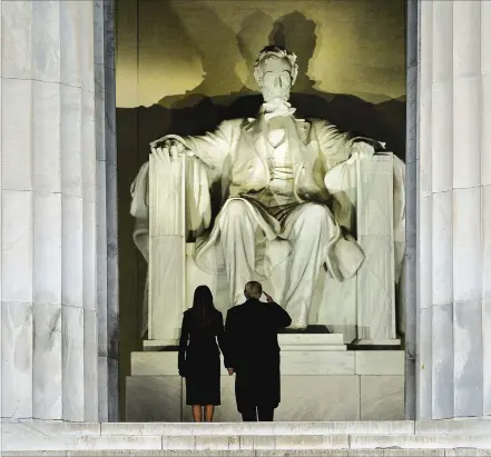  ?? [ Reuters ] ?? Ehrerbietu­ng an den 16. Präsidente­n der Vereinigte­n Staaten: Donald und Melania Trump vor der Statue Abraham Lincolns.