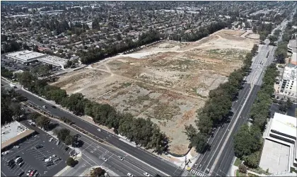  ?? PHOTOS BY NHAT V. MEYER — STAFF ARCHIVES ?? According to documents filed with the California Water Resources Control Board, experts believe the above site’s contaminan­ts probably came from a former Sears Automotive Center at the Vallco mall and nearby dry cleaners.