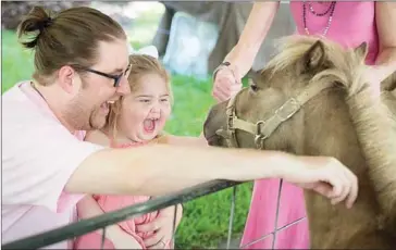  ?? COURTESY OF STACEY STEINBERG ?? Phoebe with her dad, celebratin­g her fourth birthday.