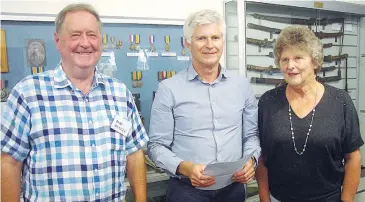  ??  ?? West Gippsland Healthcare Group chief executive officer Dan Weeks (centre) with Baw Baw Shire Ratepayers and Citizens Associatio­n president Rob Sinnett and secretary Kerry Elliott.