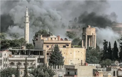  ?? FOTO EFE ?? Foto tomada desde el territorio turco de los daños en la ciudad siria de Ras al-Ein debido a la ofensiva turca contra las milicias kurdas emprendida esta semana por el gobierno de Erdogan.