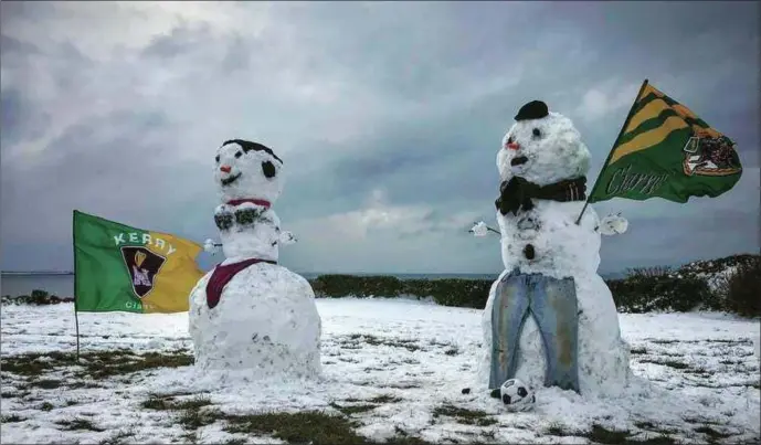  ?? Photo by Christy Riordan ?? Kerry football patriotism on display over the weekend in the snowy fields of south Kerry.