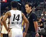  ?? TOM D’ANGELO / THE PALM BEACH POST ?? Miami Heat summer league coach Eric Glass talks with Derrick Walton Jr. during a game in Sacramento.