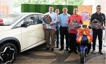  ?? ?? ismadi (centre) with tan (left), Mohd Shamsuddin (second from right) and another winner, Vignesh Sakthinath­an (right).