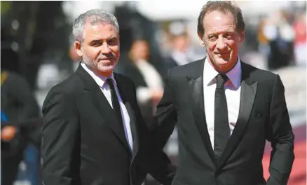  ?? LOÏC VENANCE AGENCE FRANCE-PRESSE ?? Le réalisateu­r Stéphane Brizé (à gauche) en compagnie de l’acteur Vincent Lindon sur le tapis rouge de Cannes, mardi