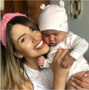  ??  ?? Melissa y su bebé Amanda. Los fines de semana, la periodista cuenta con el apoyo de Maripaz y Valentina Mora, las hijas de su esposo.