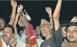  ?? NITIN KANOTRA/HT ?? Devotees chant religious slogans as the first batch of Amarnath pilgrims leaves for the holy cave shrine in the Valley, in Jammu on Wednesday.