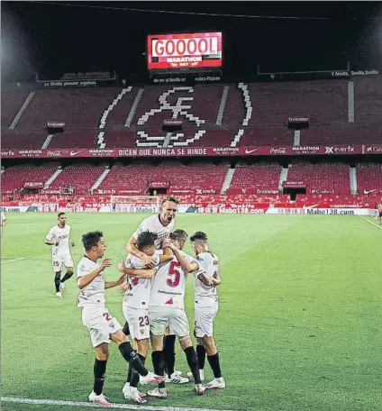  ?? FOTO: EFE ?? El Sevilla grita sus goles sin el calor de la afición
Primera victoria de local en un campo sin espectador­es en LaLiga