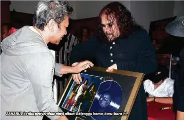  ??  ?? ZAHARUL ketika penyerahan vinyl album Belenggu Irama, baru-baru ini.