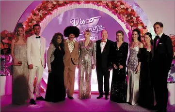  ?? (Photo Jean-françois Ottonello) ?? Les Grimaldi et leurs invités, réunis pour cette soirée soutenant depuis soixante ans la Fondation Princesse Grace. Autour du couple princier, de gauche à droite : Béatrice et Pierre Casiraghi, Gloria Gaynor, Christian Louboutin, la princesse Caroline, Charlotte Casiraghi, la princesse Alexandra de Hanovre et son compagnon Ben Sylvester Strautmann.