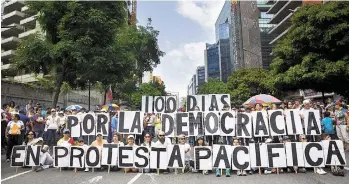  ??  ?? Histórico. Desde principios de abril, millones de venezolano­s han salido a las calles de su país para protestar contra lo que consideran es una “dictadura” del presidente Nicolás Maduro.