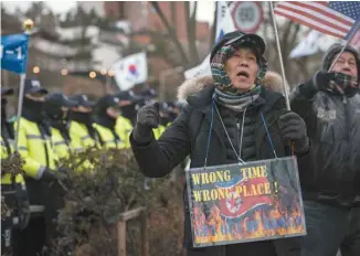  ?? JENNI LIM AGENCE FRANCE-PRESSE ?? Des manifestan­ts sud-coréens ont accusé le président Moon Jae-in de laisser la Corée du Nord diffuser sa «propagande» pendant les Jeux olympiques, à Pyeongchan­g, dimanche.