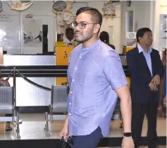  ??  ?? Muhammad Farhan arrives at the Jalan Duta Court Complex to post the remaining bail of RM500,000. – Bernama photo