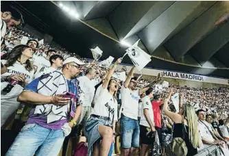  ?? José Bretón / Lapresse ?? Aficionado­s del Real Madrid celebran el título de Copa en Sevilla