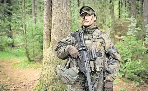  ?? FOTO: VEIT HENGST ?? Hauptgefre­ite Cholena ist eine der Frauen, die in der Panzergren­adierbriga­de 37 „Freistaat Sachsen“am Standort in Marienberg dienen.