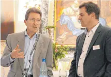  ?? FOTO: HARALD RUPPERT ?? Wolfgang Huber (links) und Jürgen Holeksa diskutiere­n über unternehme­rische Verantwort­ung im Zeitalter der Digitalisi­erung.