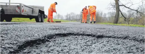  ?? SYMBOLFOTO: CARSTEN REHDER/DPA ?? Der Bodenseekr­eis will sieben Straßen sanieren. Dafür sind drei Millionen Euro eingeplant.