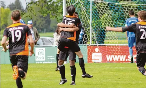  ?? Foto: Michael Eberle ?? Hier bejubeln die Ecknacher Fußballer das 2:0 in Münster: links Fabian Ettinger, in der Mitte Elias Sultani (vorne) und dahinter Daniel Zakari, rechts Spielertra­iner Florian Fischer. Am kommenden Samstag könnte der VfL Ecknach den Einzug in die...