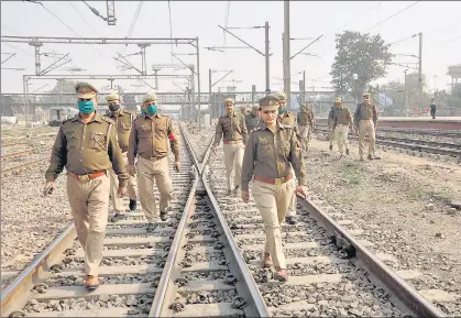  ?? SAKIB ALI/HT PHOTO ?? Railway Protection Force (RPF) personnel patrolling Ghaziabad Junction railway station ahead of the farmers’ rail roko protest on Thursday.