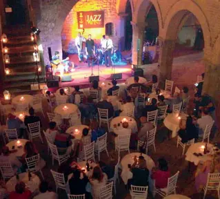  ??  ?? Da sapere
Una delle scorse edizioni di Jazz and Wine in Montalcino: un concerto al Castello di Banfi aperto anche per questa rassegna