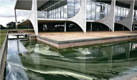  ??  ?? » VERDÃO Uma espuma se alastrou nesta terça-feira (7) no espelho d’água do Palácio do Planalto, em Brasília; ela se formou devido a uma mudança no pH da água, que foi causada pelo grande volume de chuvas durante a madrugada