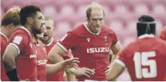  ??  ?? 0 Alun Wyn Jones gives his team instructio­ns at Parc y Scarlets.