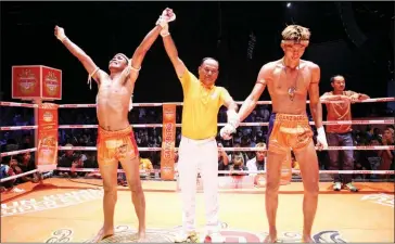  ?? PNN ?? Eh Amarin Phuthong (right) loses to his idol Long Samnang on December 10.