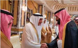  ?? FOTO: NTB SCANPIX ?? Saudi Arabias nye kronprins Mohammed bin Salman (til høyre) hilser på et medlem av kongefamil­ien under seremonien i Mekka, da han ble utnevnt til tronfølger onsdag denne uken.