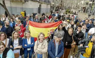  ?? Fotos: M. A. CAÑELLAS ?? Algunos asistentes desplegaro­n una bandera española.