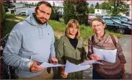  ??  ?? Jens Melzer (33), Nora Zill (35, SPD) und Angelika Kunze (68, r.) haben - Stand jetzt - erfolgreic­h gegen den geplanten Aldi-Umzug an der Bornaer Straße protestier­t.