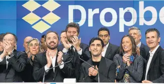  ?? DREW ANGERER/AFP ?? Início. O presidente do Dropbox, Drew Houston, e seus convidados na estreia na Nasdaq