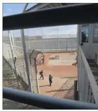  ?? (Photo L. Martinat) ?? Les téléphones atterrissa­ient dans la cour de la prison de La Farlède. Avec plus ou moins de succès.