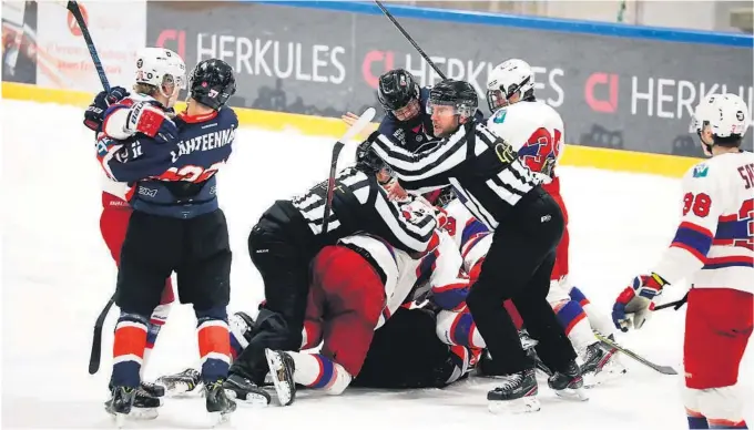  ?? ALLE FOTO: BJØRN BORGE ?? HETT: Dommerne måtte jobbe for honoraret utover i kampen, da det tidvis gikk hett for seg på isen.