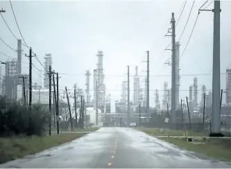  ?? JOE RAEDLE/ GETTY IMAGES ?? An oil refinery is seen before the arrival of Hurricane Harvey on Friday, in Corpus Christi, Texas. The economic impact of the storm is expected to affect oil markets for months.