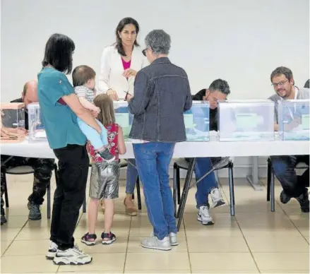  ?? ?? Personas votando ayer en el concejo de Arre.