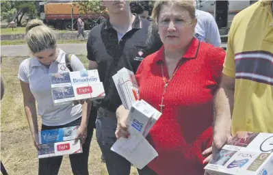  ??  ?? La fiscala Carmen Gubetich muestra los cigarrillo­s incautados, en procedimie­nto que encabezó con sus colegas Diego Zilbervarg y Estefania González.