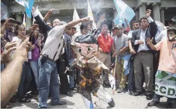  ?? AP ?? Quema. Manifestan­tes queman una efigie del presidente guatemalte­co, Jimmy Morales, durante una protesta de apoyo al jefe anticorrup­ción de la ONU, Iván Velásquez, ayer.