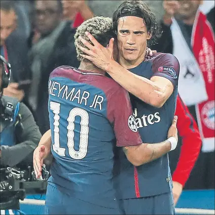  ??  ?? Neymar y Cavani, abrazados Emery ha reconducid­o la relación entre ambos en su primer partido tras su enfrentami­ento ante el Lyon