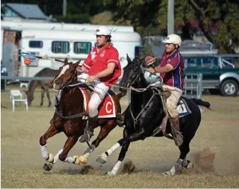  ?? Photo: Carolyn Line ?? UNDER PRESSURE: Cunningham’s Anthony O’Leary (left) fends off Tansey’s Andrew Phillips during the Lockyer Valley Polocrosse Carnival A-grade final.