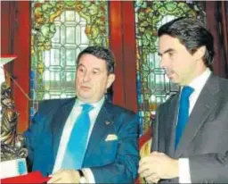  ?? TORRECILLA / EFE ?? El alcalde de La Coruña, Francisco Vázquez, entrega un obsequio a José María Aznar antes de la reunión del Gobierno en la ciudad en enero de 2003.