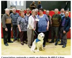  ??  ?? L’associatio­n cantonale a remis un chèque de 400 € à Handi’Chiens.