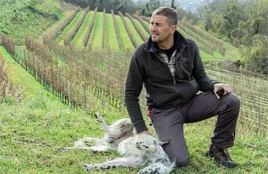  ?? ?? Vita serena Marzio Bruseghin tra i suoi vigneti, l’ex campione da anni conduce un’azienda agriturist­ica