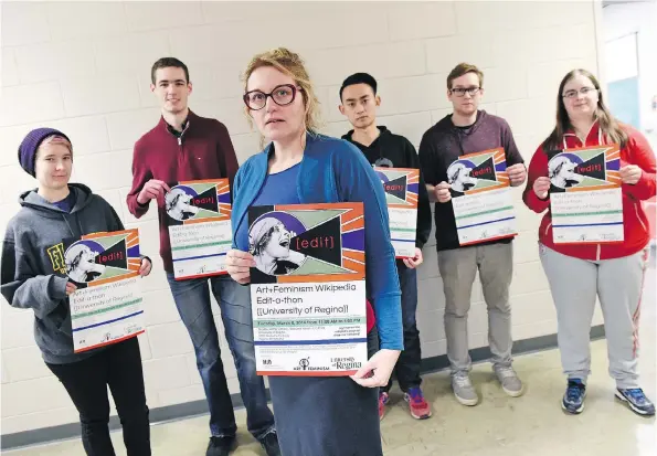  ?? DON HEALY ?? Megan Smith, centre, an assistant professor in new media at the U of R, and her students, from left: Kaitlyn Secuur, Justin Cooney, Sean Xiao He, Sheldon Brown and Caitlin Wood — are participat­ing in today’s Wikipedia edit-a-thon for Internatio­nal...