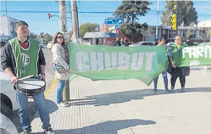  ??  ?? Protesta. Corte de ruta de los estatale chubutense­s en el acceso a yacimiento­s de Comodoro Rivadavia.