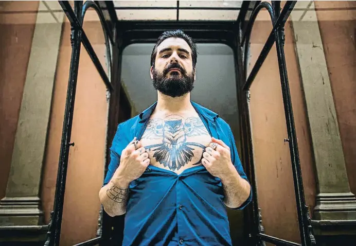  ?? César Ra ?? Carlos Sánchez ha encomanat la passió pels tatuatges (en porta sis) als seus pares